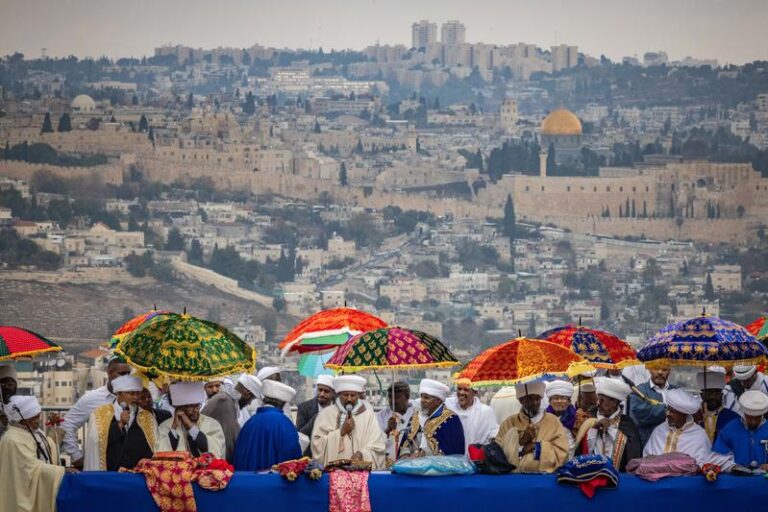 ציון הסיגד על רקע נופי ירושלים (צילום: יונתן זינדל/פלאש90)