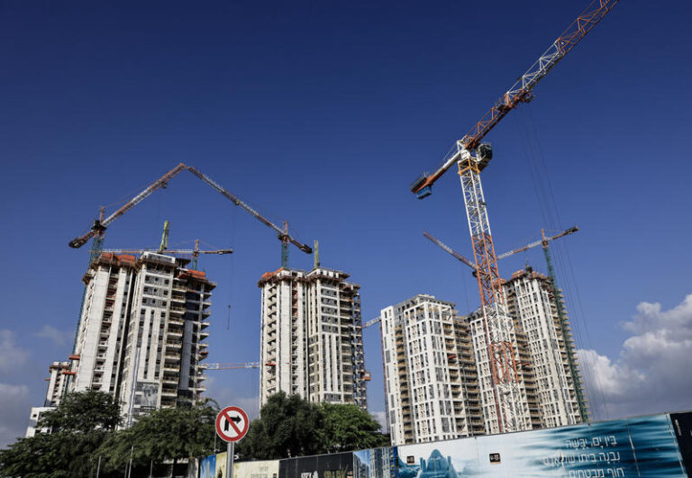 בתים בבנייה באשדוד, 2025. מחירי השכירות זינקו ב-60% (צילום: צפריר אבייב/פלאש90)