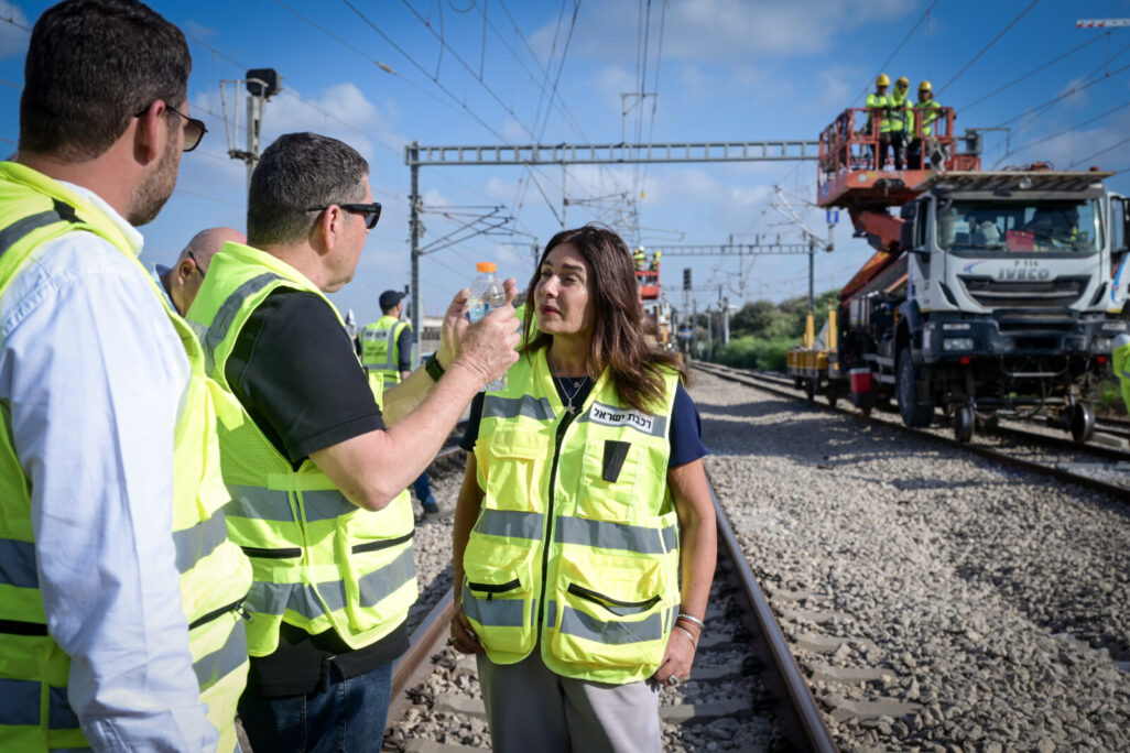 שרת התחבורה מירי רגב עם עובדי הרכבת שטיפלו בתקלה במסילות הרכבת באוגוסט 2025. האם משרדה יתנגד להפרטת הרכבת? (צילום: אבשלום ששוני/פלאש90) שרת התחבורה מירי רגב עם עובדי הרכבת שטיפלו בתקלה במסילות הרכבת באוגוסט 2025. האם משרדה יתנגד להפרטת הרכבת? (צילום: אבשלום ששוני/פלאש90)