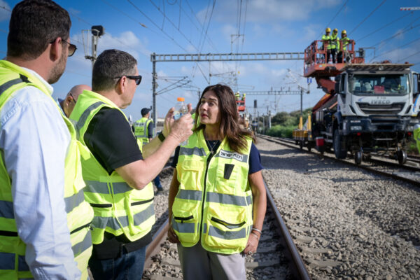 שרת התחבורה מירי רגב עם עובדי הרכבת שטיפלו בתקלה במסילות הרכבת באוגוסט 2025. האם משרדה יתנגד להפרטת הרכבת? (צילום: אבשלום ששוני/פלאש90)