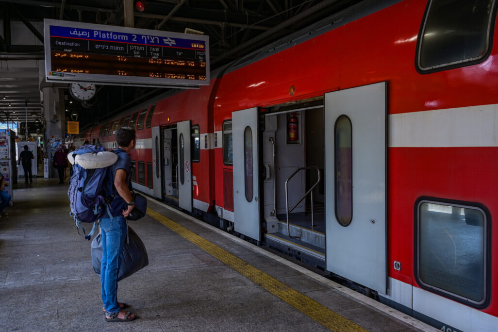 רכבת בתחנת תל-אביב סבידור מרכז (צילום: אבשלום ששוני)