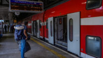 רכבת בתחנת תל-אביב סבידור מרכז (צילום: אבשלום ששוני)