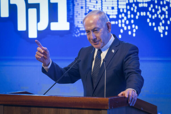 ראש הממשלה בנימין נתניהו בטקס חתימת הסכם גג לעיר קריית גת (צילום: לירון מולדובן / פלאש 90)