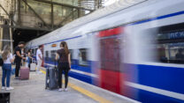 נוסעים ברכבת השלום בתל אביב. "נכסים שנועדו לשרת את כל האזרחים, לא להפוך למקור רווח" (צילום: חיים גולדברג/פלאש90)
