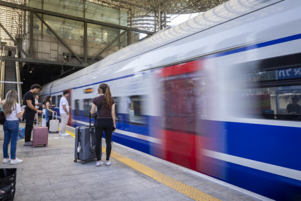 נוסעים ברכבת השלום בתל אביב. "נכסים שנועדו לשרת את כל האזרחים, לא להפוך למקור רווח" (צילום: חיים גולדברג/פלאש90)