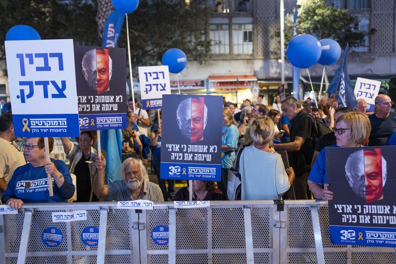 קהל מתכנס לעצרת 30 שנה לרצח רבין ליד האנדרטה לזכרו בתל אביב (צילום: אריק מרמור/פלאש90) קהל מתכנס לעצרת 30 שנה לרצח רבין ליד האנדרטה לזכרו בתל אביב (צילום: אריק מרמור/פלאש90)
