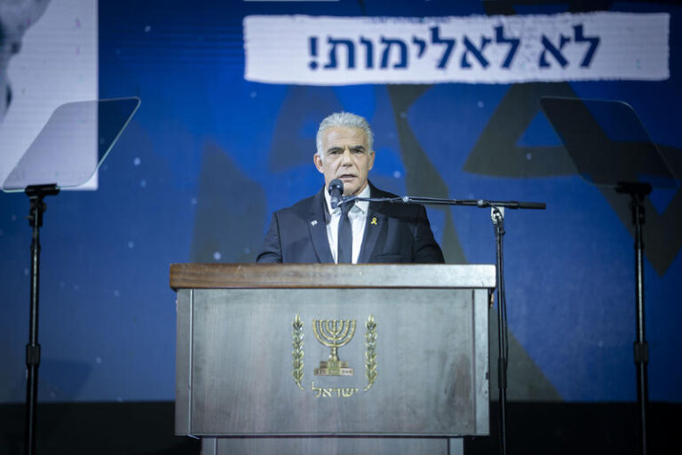 יאיר לפיד בעצרת (צילום: אריק מרמור/פלאש90)