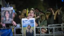 משפחות מועצת אוקטובר בהפגנה למען הקמת ועדת חקירה ממלכתית (צילום: יונתן זינדל  פלאש90)
