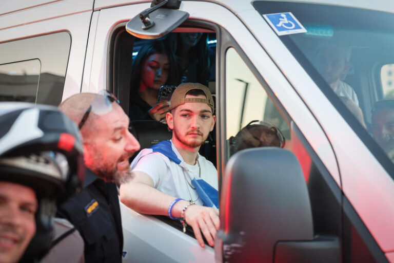 בר קופרשטיין בדרכו הביתה (צילום: פלאש90)