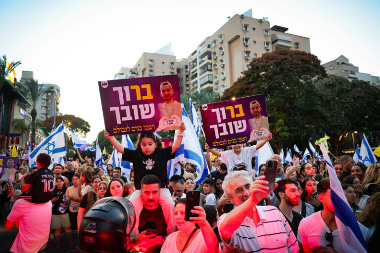 קהל רב מתכנס לכבוד קופרשטיין: "ברוך שובך" (צילום: פלאש90)