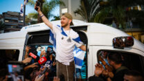 בר קופרשטיין חוזר לביתו בחולון (צילום: פלאש90)
