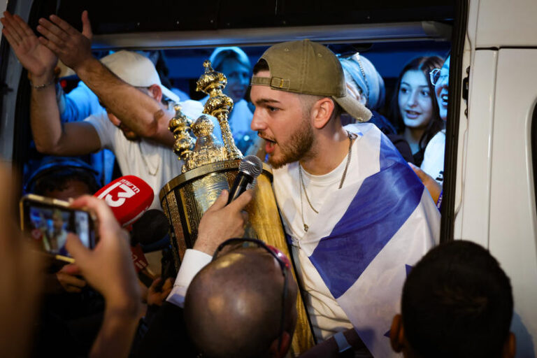 עם ספר תורה (צילום: בר קופרשטיין)
