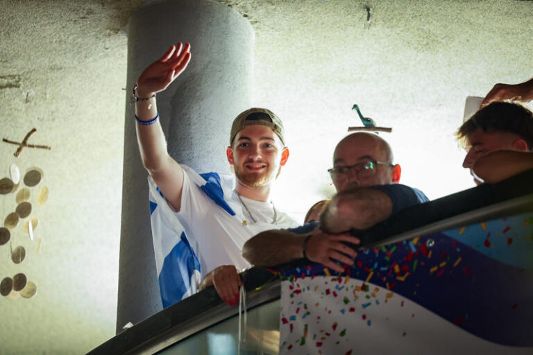 בבית (צילום: פלאש90)
