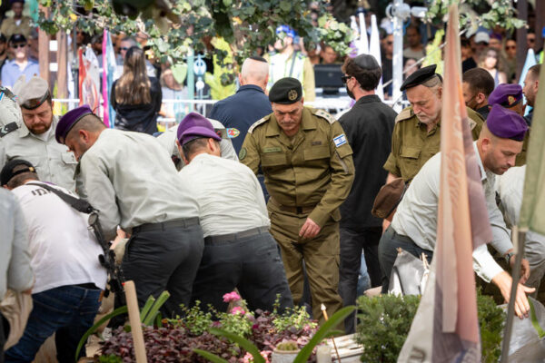 הרמטכ"ל אייל זמיר בהלוויית אסף חממי (צילום: חיים גולדברג/פלאש90)