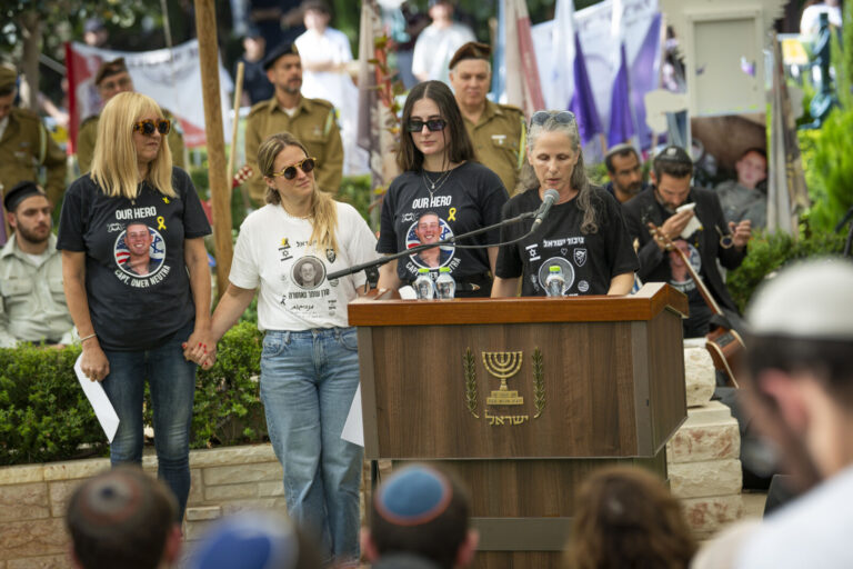 אורנה נאוטרה, אמו של סרן עומר נאוטרה ז"ל, נושאת דברים בהלוויתו בבית העלמין בקריית שאול (צילום: אריק מרמור/ פלאש 90)