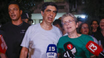 לאה גולדין (מימין) ושמחה גולדין בהצהרה עם השבת בנם לקבורה. "נלחמנו על רעות, הבאה לקבר ישראל, וכבוד האדם" (צילום: יהושע יוסף/פלאש90)