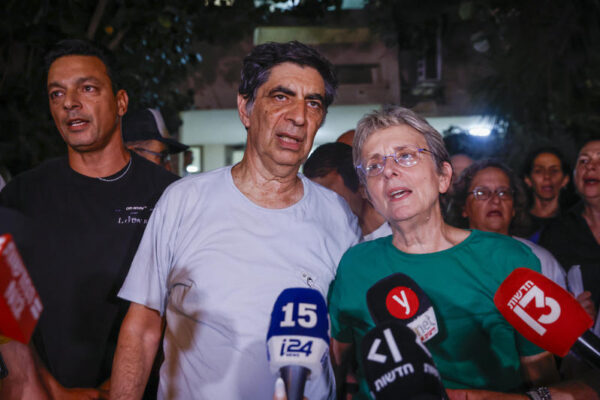 לאה גולדין (מימין) ושמחה גולדין בהצהרה עם השבת בנם לקבורה. "נלחמנו על רעות, הבאה לקבר ישראל, וכבוד האדם" (צילום: יהושע יוסף/פלאש90)