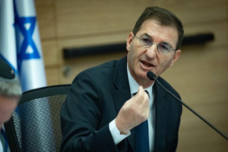 ח"כ בועז ביסמוט בדיון בוועדת החוץ והביטחון. שיעור התעסוקה של החרדים נמוך בהרבה (צילום: יונתן זינדל/פלאש90)
