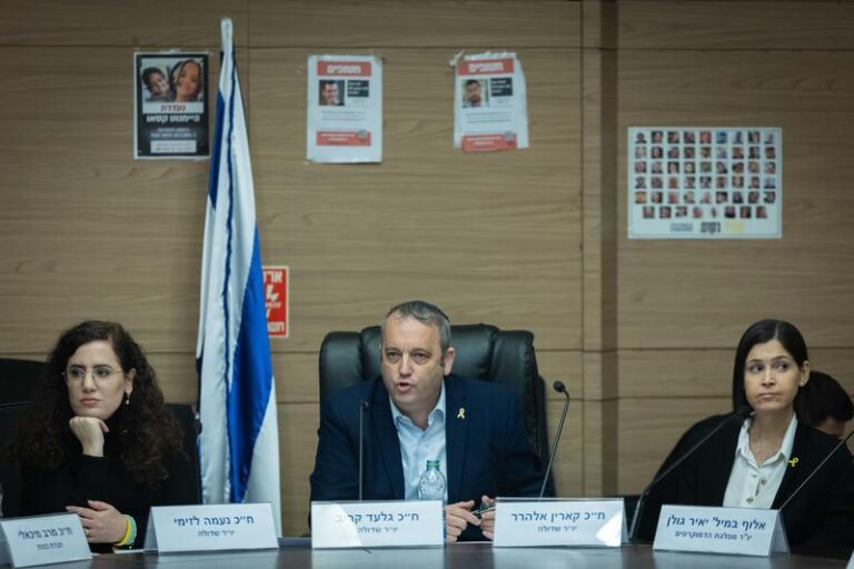 חברי הכנסת קארין אלהרר (מימין), גלעד קריב ונעמה לזימי (צילום: יונתן זינדל/פלאש90)