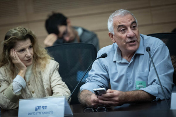 מפקד גלי צה"ל לשעבר דני זקן (מימין) והעיתונאית הדס שטייף (צילום: יונתן זינדל/פלאש90)