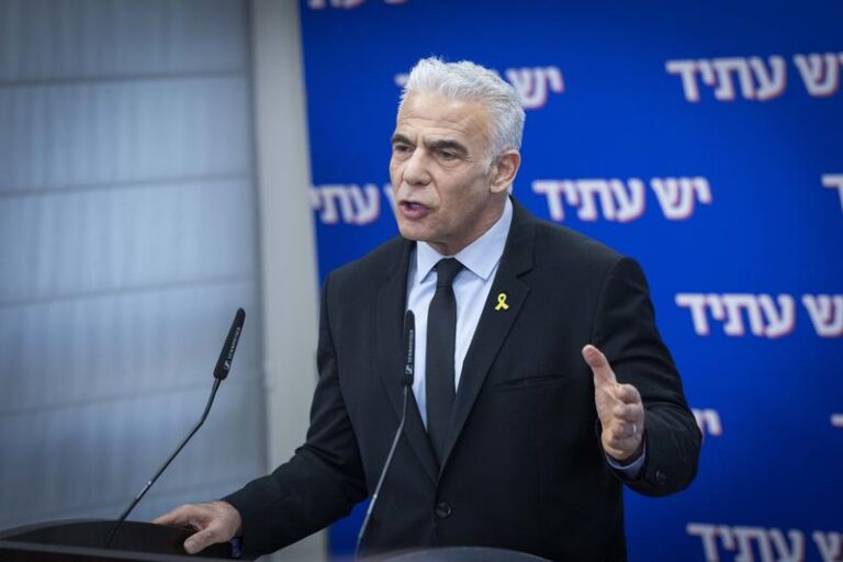 The opposition leader and chairman of the Yesh Atid party, Yair Lapid, at the party meeting in the Knesset (Photo: Chaim Goldberg / Flash90)