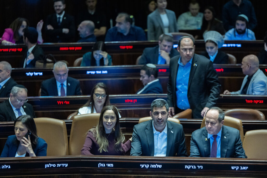 . שרים וחברי כנסת מהקואליציה במליאת הכנסת. הצביעו נגד החוק למתן מענק לחטופים ולמשפחותיהם (צילום: יונתן זינדל/פלאש90)
