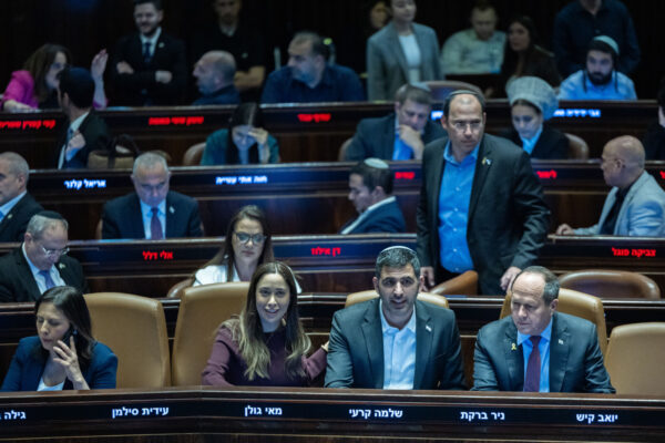 שרים וחברי כנסת מהקואליציה במליאת הכנסת. הצביעו נגד החוק למתן מענק לחטופים ולמשפחותיהם (צילום: יונתן זינדל/פלאש90)