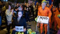 מפגינים נגד חנינה לראש הממשלה בנימין נתניהו בתל אביב (צילום: אריק מרמור/פלאש90)