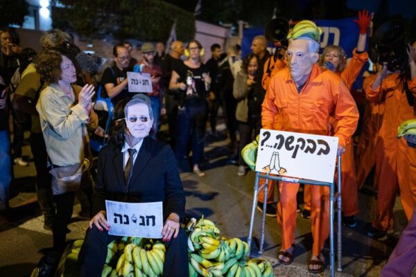 מפגינים נגד חנינה לראש הממשלה בנימין נתניהו בתל אביב (צילום: אריק מרמור/פלאש90)