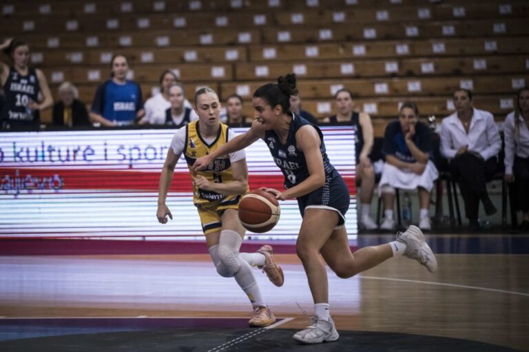 שיר תירוש.  קלעה ארבע נקודות (צילום: FIBA)