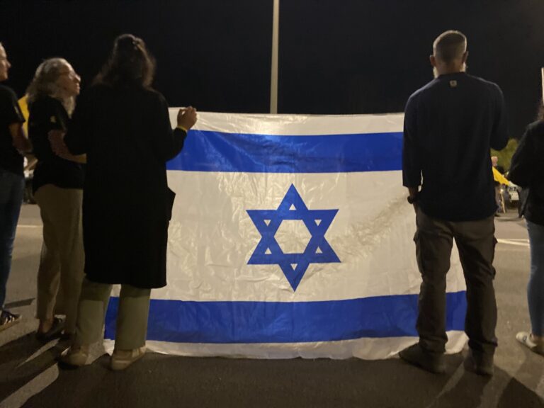 עם דגל ישראל בצומת גמה, מחכים לחטוף חלל, 21 באוקטובר (צילום: יהל פרג')