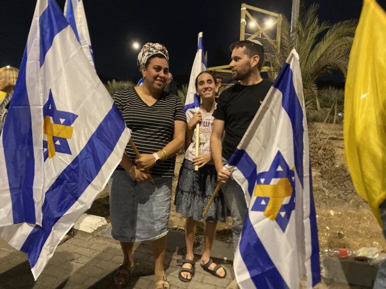 עדי ודביר לוי עם בתם תהל. עדי: "הלב פה, ואנחנו רוצים להיות חלק מהרגע הזה" (צילום: יהל פרג')