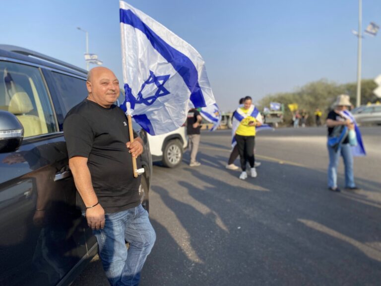 אבי מאשדוד. "הלוואי שכל העם יידע לתת כבוד לא רק בימים כאלו" (צילום: יהל פרג')