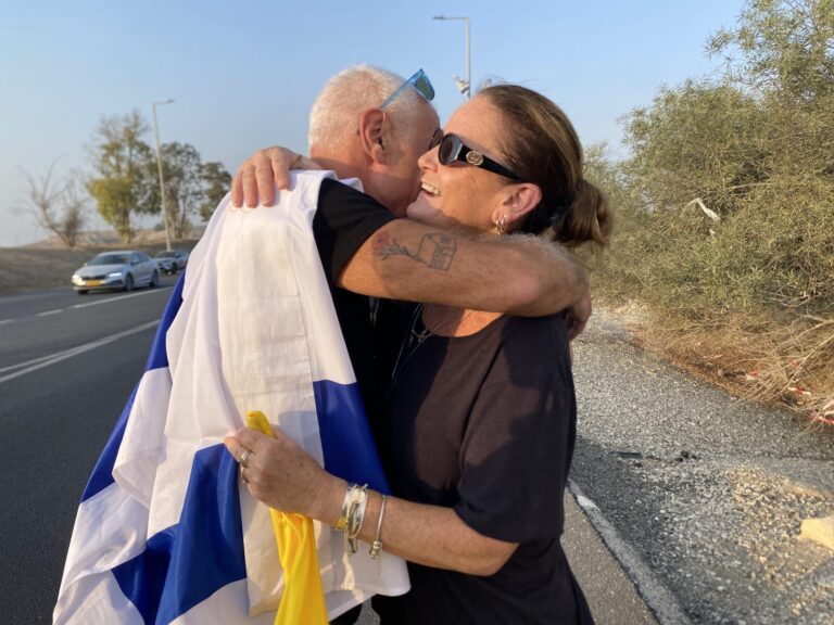 נירה שרעבי, שבעלה יוסי שרעבי נחטף ונרצח בשבי, וחיים ילין, לשעבר ראש מועצת אשכול (צילום: יהל פרג')
