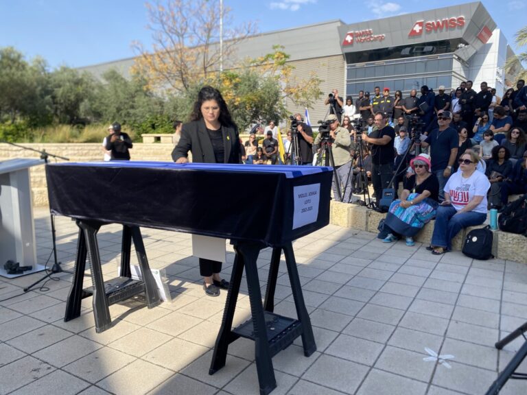 סגנית שר החוץ שרן השכל נפרדת מג'ושוע לואיטו מולל (צילום: יהל פרג')