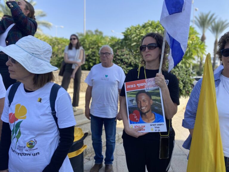 גידי סבאג, מנהל הרפת בנחל עוז, בפרידה מג'ושוע לואיטו מולל (צילום: יהל פרג')