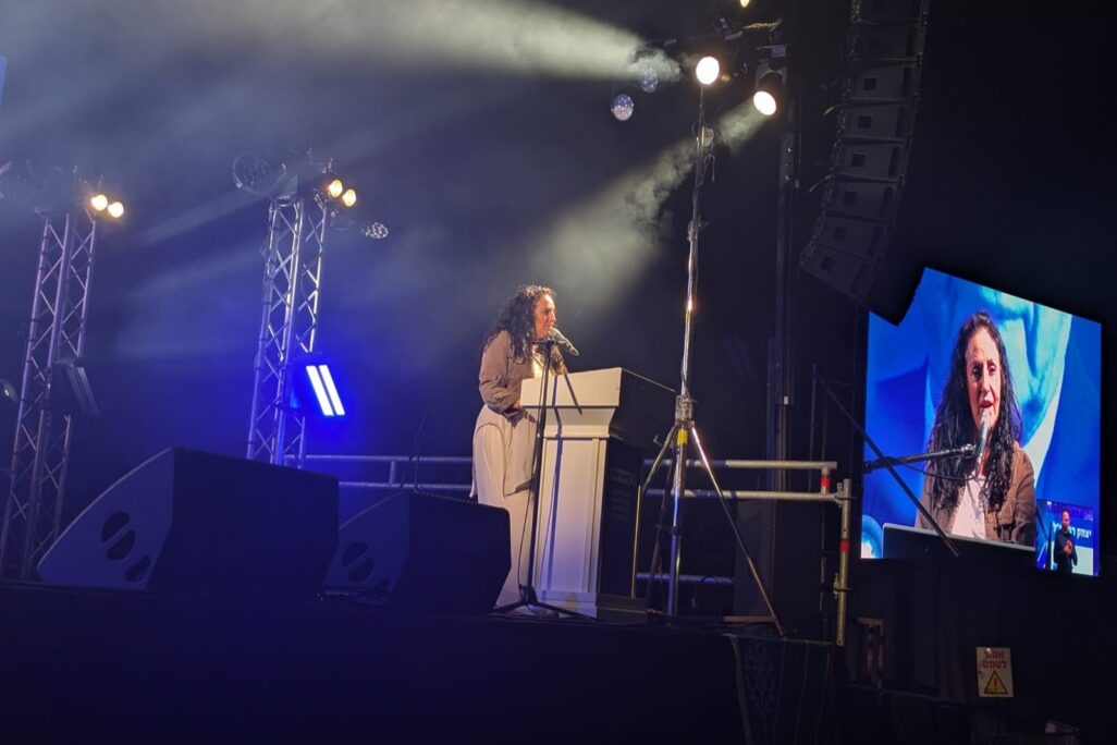 מרב לשם-גונן בעצרת 'קמים ביחד!' לציון 30 שנה לרצח רבין בהר הרצל (צילום: מיכל מרנץ)