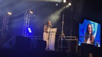 מרב לשם-גונן בעצרת 'קמים ביחד!' לציון 30 שנה לרצח רבין בהר הרצל (צילום: מיכל מרנץ)
