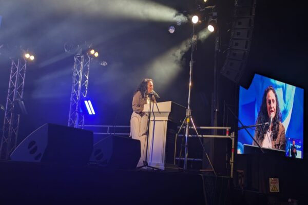 מרב לשם-גונן בעצרת 'קמים ביחד!' לציון 30 שנה לרצח רבין בהר הרצל (צילום: מיכל מרנץ)