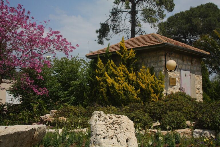 מבנה האבן הראשון בקיבוץ מענית, ששימש כמחסן נשק (צילום ארכיון: Idobi, ויקימדיה, תחת רישיון CC BY-SA 3.0)
