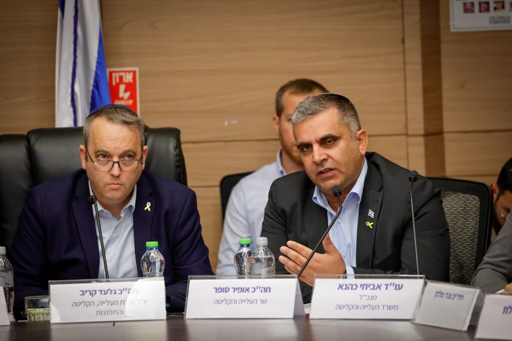 יו"ר ועדת העלייה והקליטה ח"כ אופיר סופר (מימין) וח"כ גלעד קריב בדיון הוועדה (צילום: נועם מושקוביץ, דוברות הכנסת)