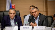 יו"ר ועדת העלייה והקליטה ח"כ אופיר סופר (מימין) וח"כ גלעד קריב בדיון הוועדה (צילום: נועם מושקוביץ, דוברות הכנסת)