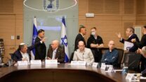 ח"כ גלעד קריב מורחק מהדיון על חוק עונש מוות למחבלים (צילום: נועם מושקוביץ, דוברות הכנסת)