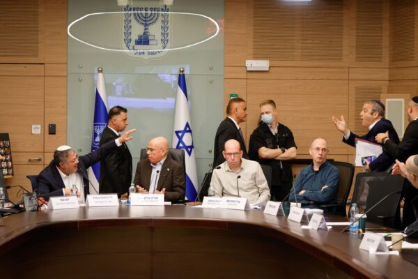 ח"כ גלעד קריב מורחק מהדיון על חוק עונש מוות למחבלים (צילום: נועם מושקוביץ, דוברות הכנסת)