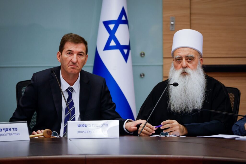 השייח' מואפק טריף (מימין) ויו"ר ועדת החוץ והביטחון בועז ביסמוט (צילום: נועם מושקוביץ, דוברות הכנסת) השייח' מואפק טריף (מימין) ויו"ר ועדת החוץ והביטחון בועז ביסמוט (צילום: נועם מושקוביץ, דוברות הכנסת)