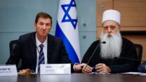 השייח' מואפק טריף (מימין) ויו"ר ועדת החוץ והביטחון בועז ביסמוט (צילום: נועם מושקוביץ, דוברות הכנסת)