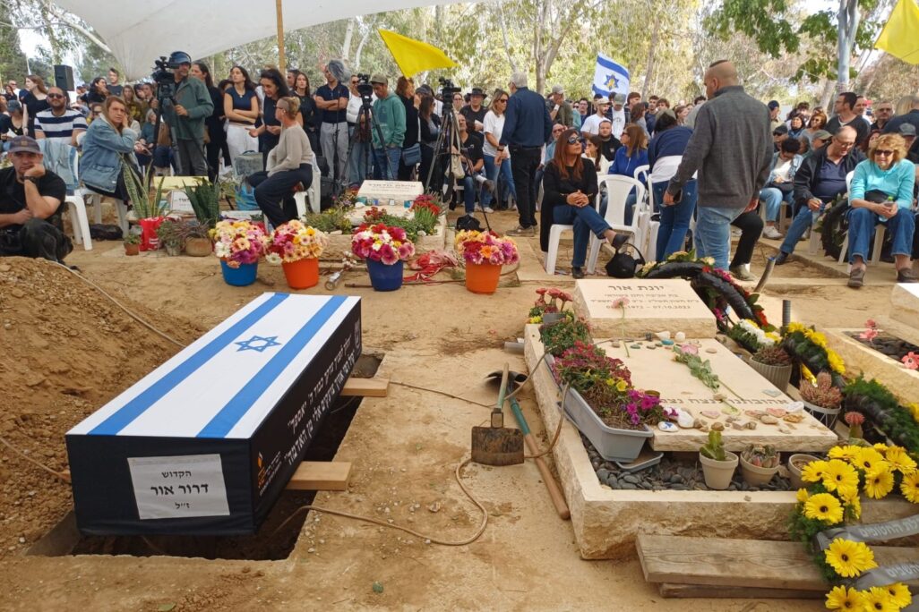 הלווייתו של החלל החטוף דרור אור ז"ל בקיבוץ בארי (צילום: אוריאל אבן ספיר)