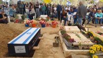 הלווייתו של החלל החטוף דרור אור ז"ל בקיבוץ בארי (צילום: אוריאל אבן ספיר)
