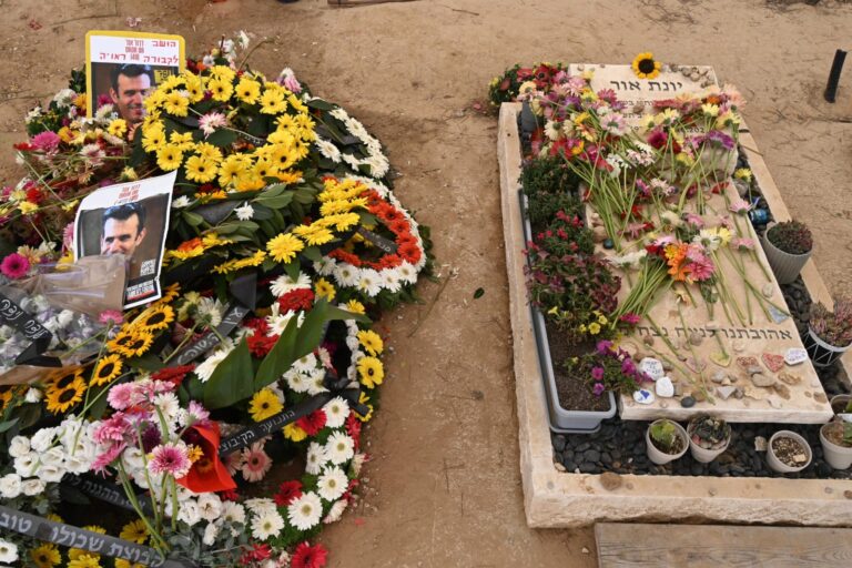 קברו של דרור אור ז"ל לצד קבר אשתו יונת אור ז"ל (צילום: אוריאל אבן ספיר)