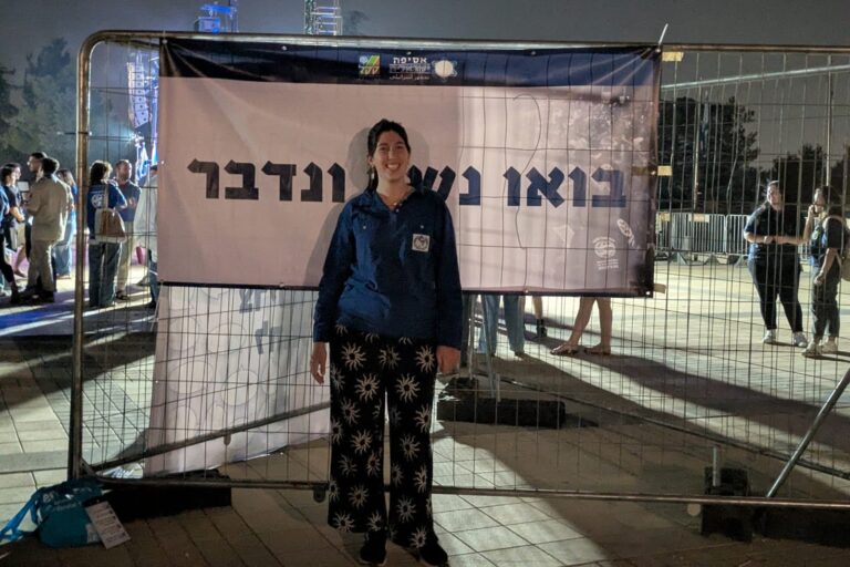 הילה בן שלוש, קומנרית במחנות העולים, בעצרת. "הרצח נבע מתשיתית חברתית של קיצוניות ואלימות" (צילום: מיכל מרנץ)
